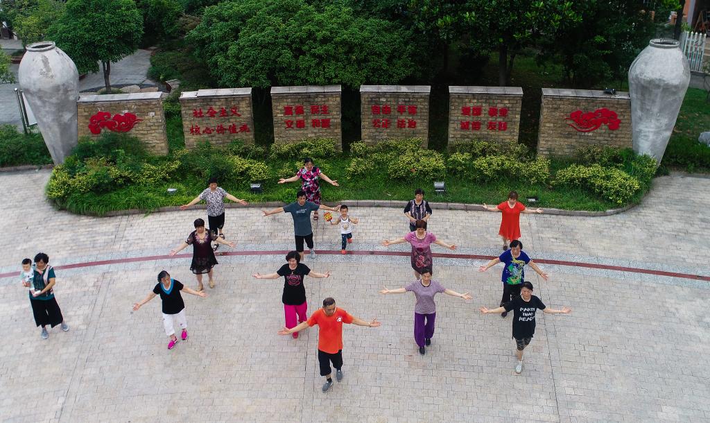 内地中老年人流行跳广场舞健身。新华社