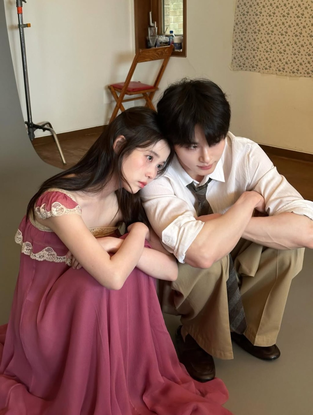 IU在社交平台分享幕后花絮。