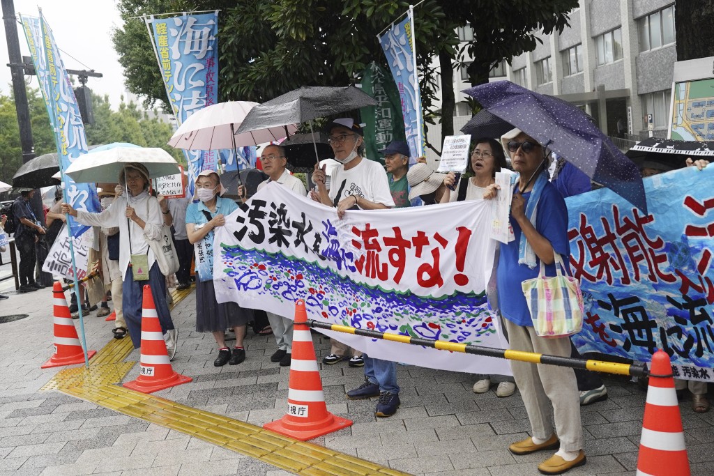 在日本有不少團體及市民返對核廢水排海。美聯社