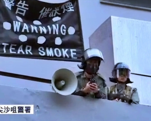 警方舉黑旗警告。NOW新聞截圖