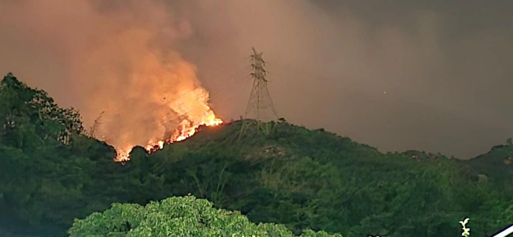 山火位置更逼近電塔，濃煙席捲半空。屯門友fb圖片