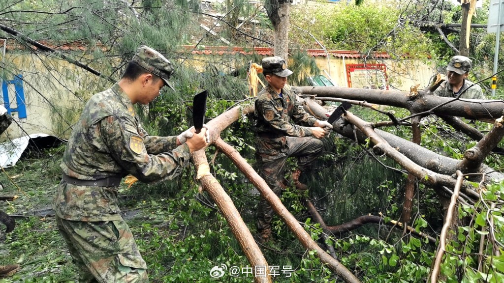 解放軍南部戰區的軍人加入救災行動。（微博）