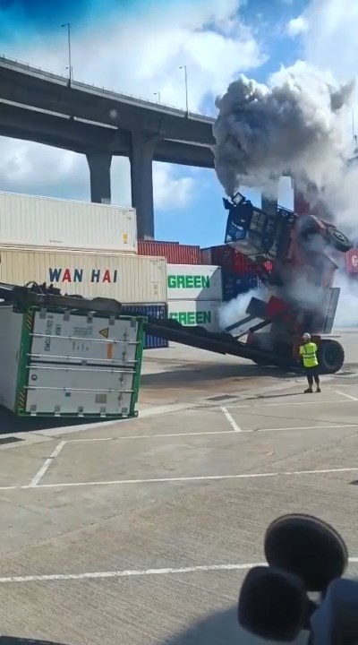 由於貨物過重導致吊臂車向前傾。網上片段截圖 由於貨物過重導致吊臂車向前傾。網上片段截圖