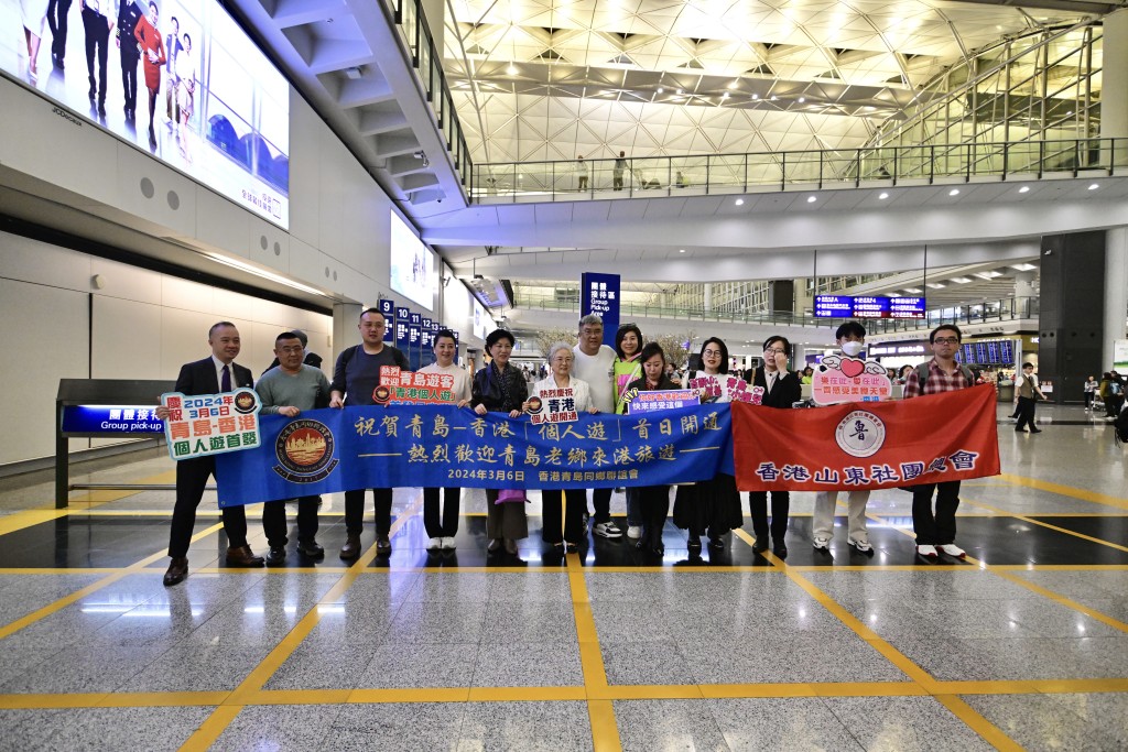 旅發局及香港青島同鄉聯誼會十多名代表在機場迎接首批當地自由行旅客。陳極彰攝