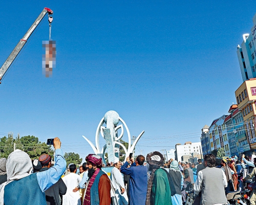 ■塔利班在赫拉特市廣場，把一名犯人的屍體懸掛在起重機上示眾。
