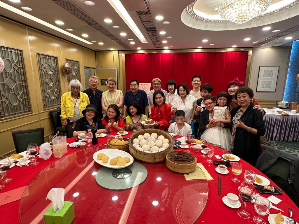一班好友為吳麗珠舉行生日晚宴，佘詩曼媽媽（左）亦有出席。