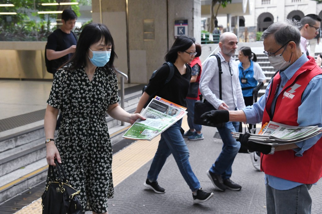 《提纸》防骗资讯丰富，市民争相取阅。