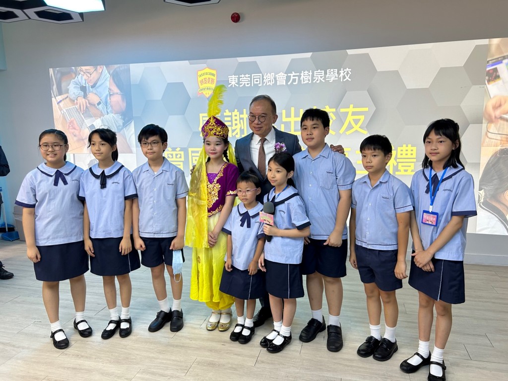 曾國衞回母校鼓勵師弟妹深入認識祖國,多參加內地交流活動。