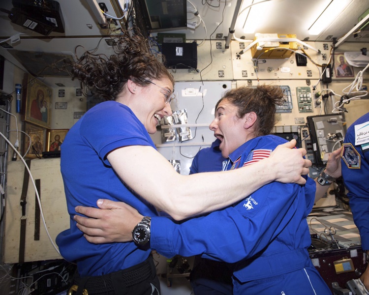 科克(左)迎接刚抵达太空站接班的迈尔(右)。AP 