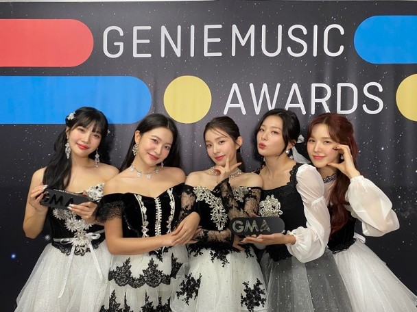 女團Red Velvet（RV）獲得最佳女歌手演出獎及最佳MV。