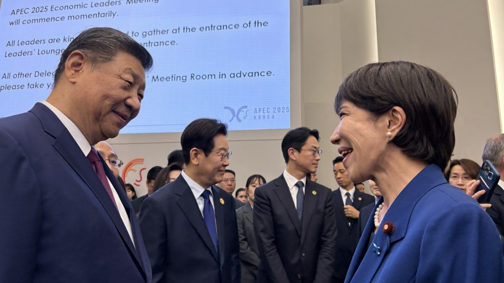 高市早苗在APEC會議上與習近平打招呼。 X@takaichi_sanae 高市早苗在APEC會議上與習近平打招呼。 X@takaichi_sanae