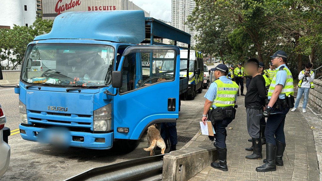 警方召来缉毒犬到场搜车。