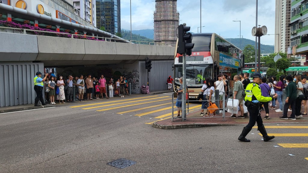 警员赶至指挥交通。香港交通及突发事故报料区FB