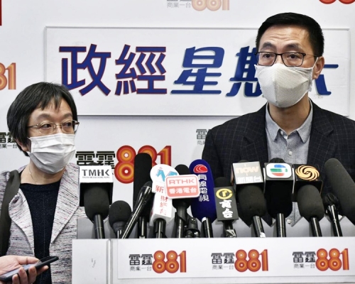 楊潤雄(右)指試題出得不好,無法對題目作有意義的評估。左為康陳翠華。