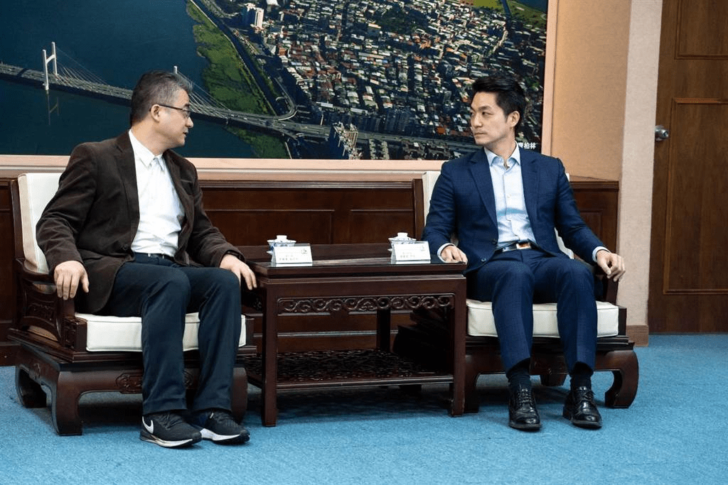 台北市长蒋万安（右）与上海市台办副主任李骁东会面交流。台北市政府