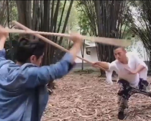 要問最近短視頻平台上最火的功夫是什麼?那肯定非「五郎八卦棍」莫屬了。(網圖)