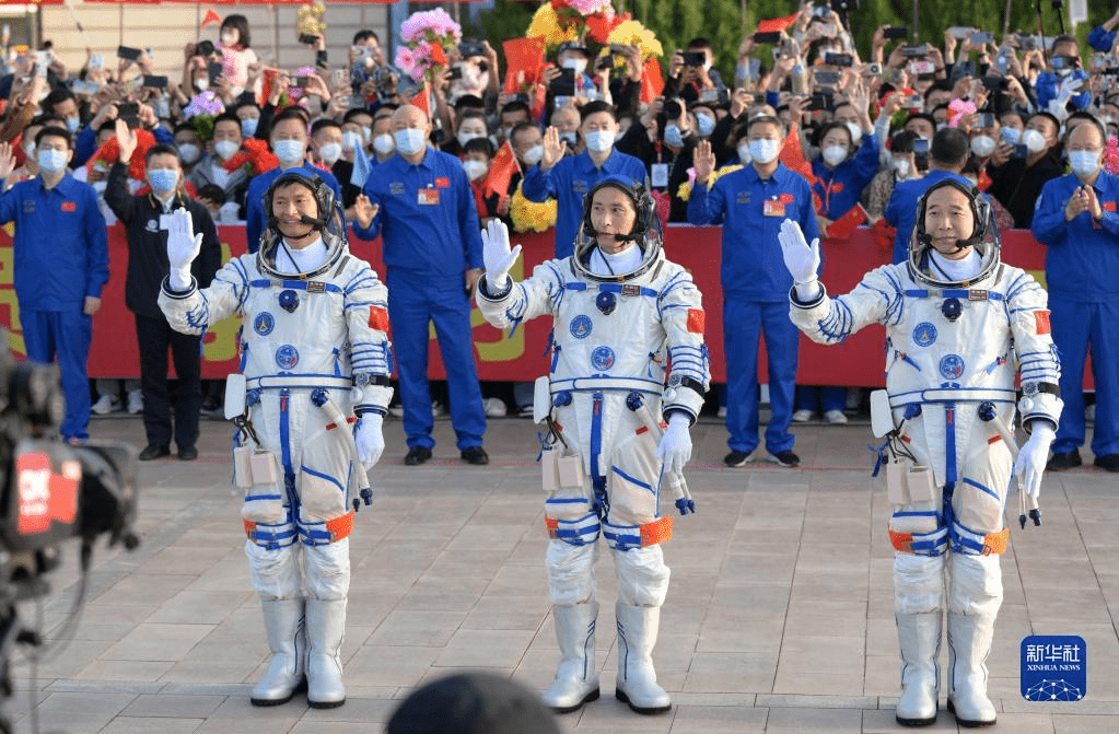 这是太空人景海鹏（右）、朱杨柱（中）、桂海潮在出征仪式上。新华社