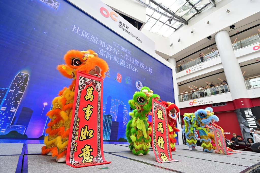 典禮在一片歡樂氣氛中揭開序幕。 典禮在一片歡樂氣氛中揭開序幕。