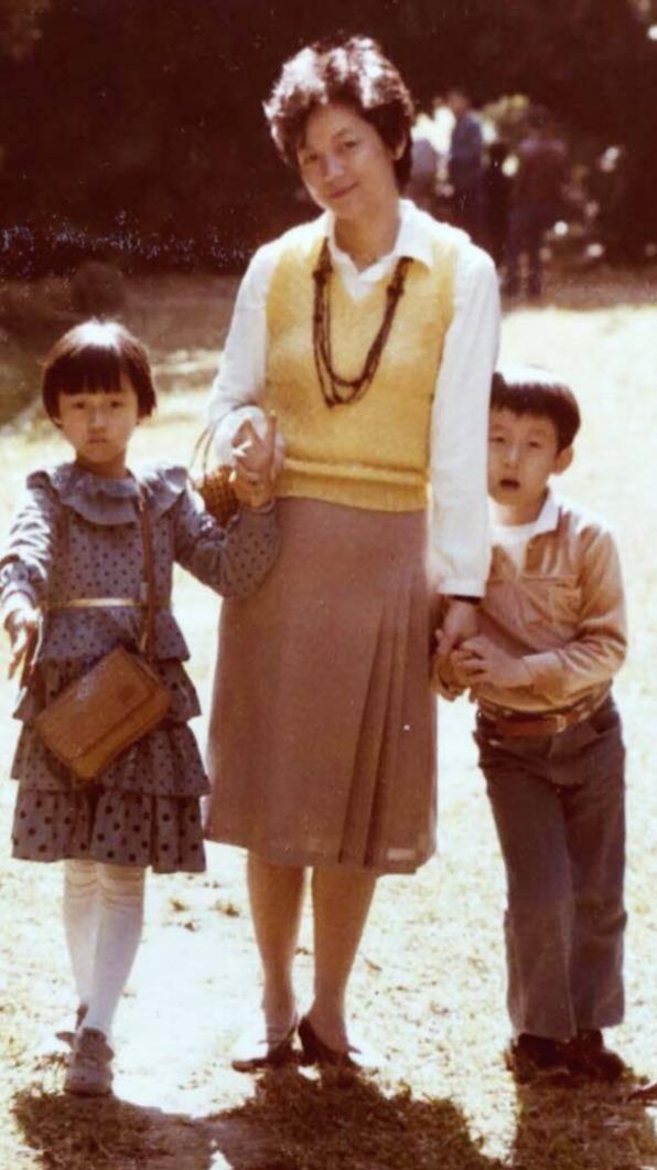 范瑋琪還po出一張兒時與媽媽弟弟的合照。