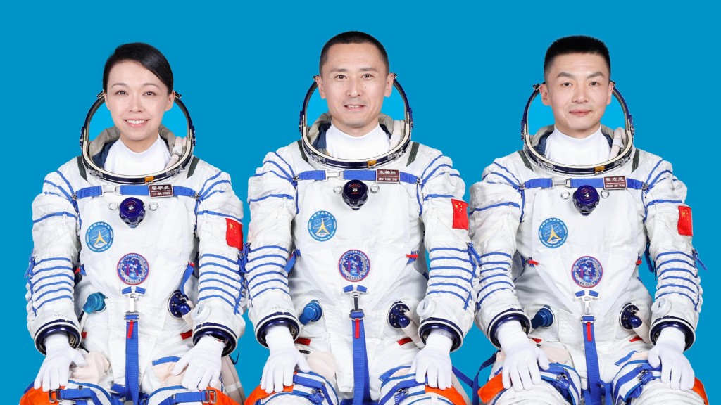 神舟二十三號載人飛行任務航天員黎家盈博士（左）、朱楊柱（中）和張志遠（右）。政府新聞處圖片