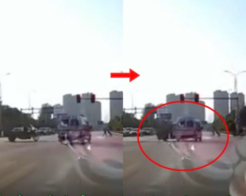 救护车因「闯红灯」与一辆三轮车相撞。影片截图