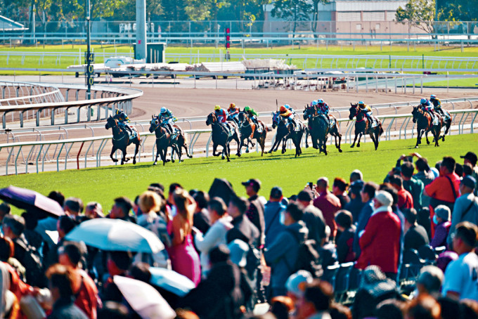 馬會於2023/24馬季，共接待93,000旅客人次。今個馬季首兩個月，前來馬場觀光的旅客已逾27,000人次。資料圖片