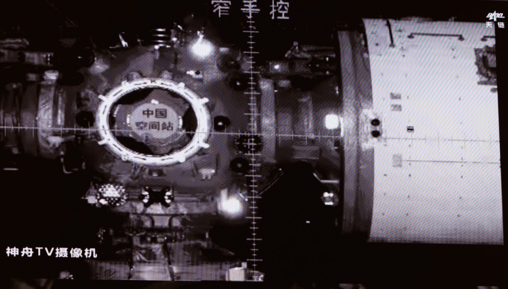 神舟二十一號升空之後約3.5小時，載人飛船與空間站組合體完成自主快速交會對接，成功對接於空間站天和核心艙前向端口。新華社