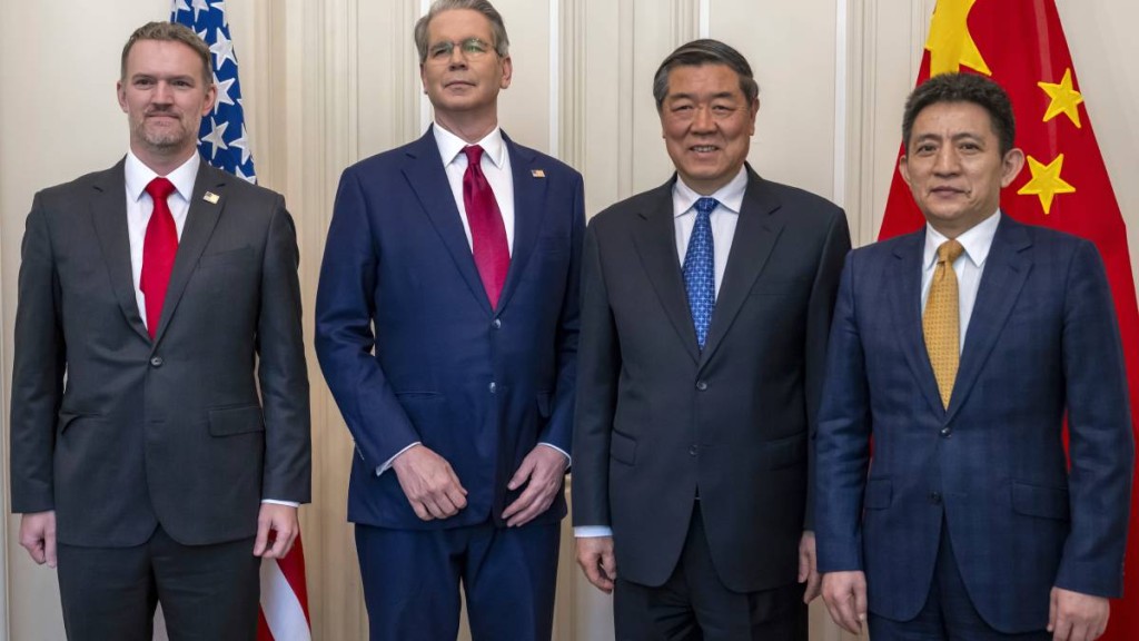 格里爾(左)與李成鋼(右)在南韓參加APEC會議期間再會晤。圖為二人10日在瑞士參加中美經貿談判。美聯社