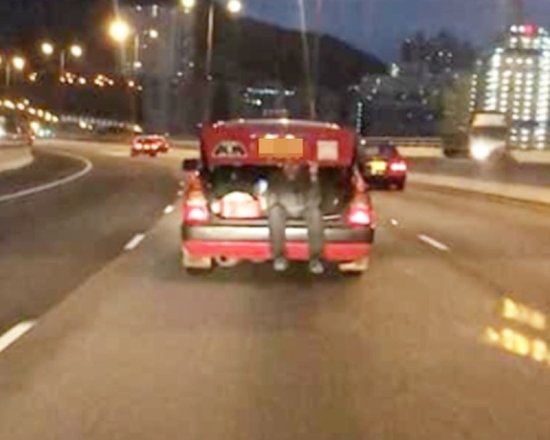 公路紅的車尾箱驚現疑似「乘客」,手撐車尾蓋惹討論。Jacko Siu圖片