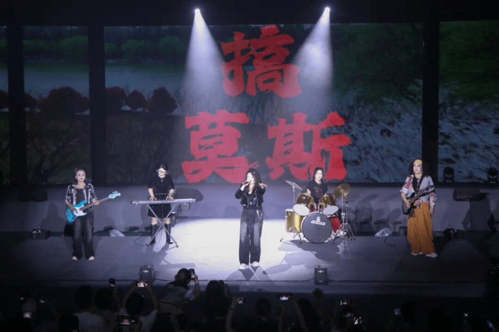 湖北工程學院宿管阿姨「搖滾出圈」。 湖北工程學院宿管阿姨「搖滾出圈」。