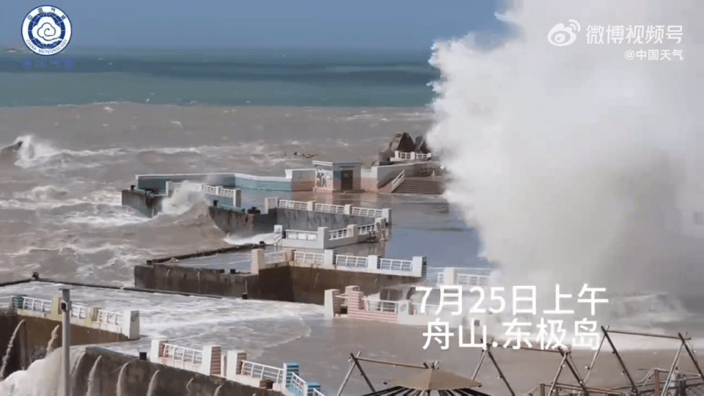 浙江舟山東極島沿海掀巨浪。