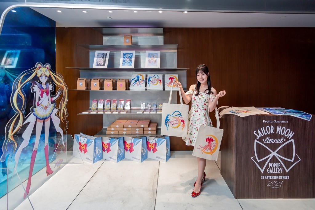 《劇場版美少女戰士Eternal》Pop-Up Gallery會場限定精品店首次開售獨家設計的周邊商品場。