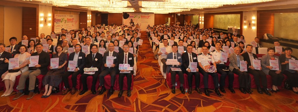 頒獎典禮圓滿結束，一眾嘉賓及全體得獎教師大合照，為「2026優秀教師選舉暨教壇新秀頒獎典禮」畫上圓滿句號，標誌着香港教育界在培育愛國愛港人才、維護國家安全的道路上邁向新里程。