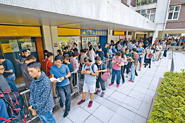 ■東區太古城西票站，投票人士一早逼爆「打蛇餅」。