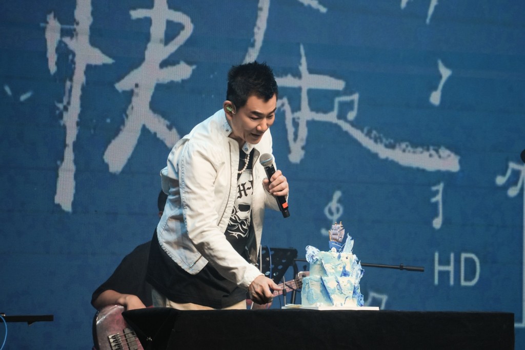吳卓羲領全場唱生日歌，送祝福給壽星仔小齊。