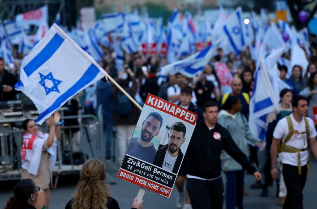 耶路撒冷有大批民眾示威，要求政府盡快尋求人質獲釋。路透社