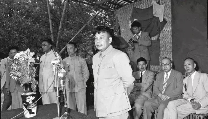 蔣經國在「上海打老虎」曾想對付孔令侃,以整頓經濟,但被繼母宋美齡阻止。小紅書@歷史一分半 蔣經國在「上海打老虎」曾想對付孔令侃,以整頓經濟,但被繼母宋美齡阻止。小紅書@歷史一分半