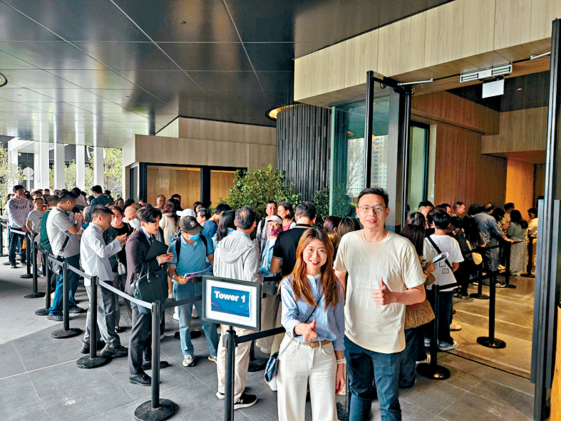 新世界何家欣(圖左)表示，項目至今已迅速接獲逾1萬宗查詢。