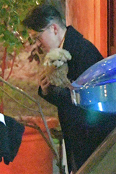 杉本宏之抱着深田的愛犬，齊齊返深田家過夜。