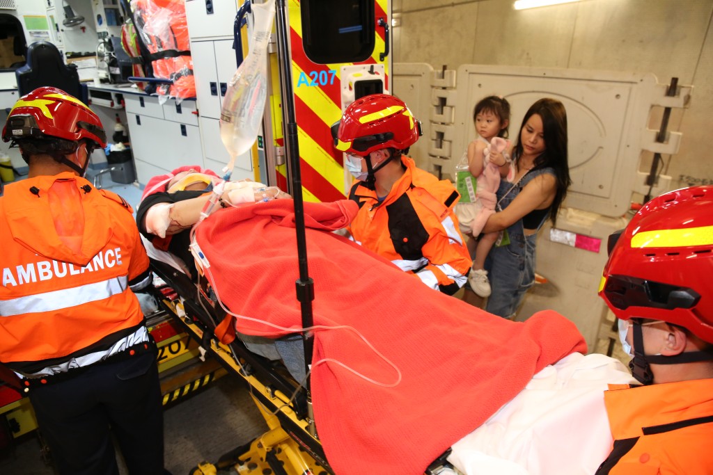 私家車男司機受傷送院。 私家車男司機受傷送院。