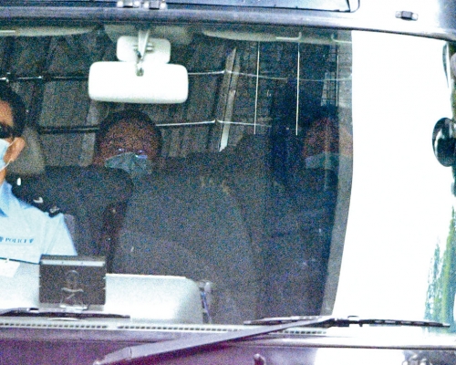 土木工程系生郭永皓(中)由警車押送提堂。