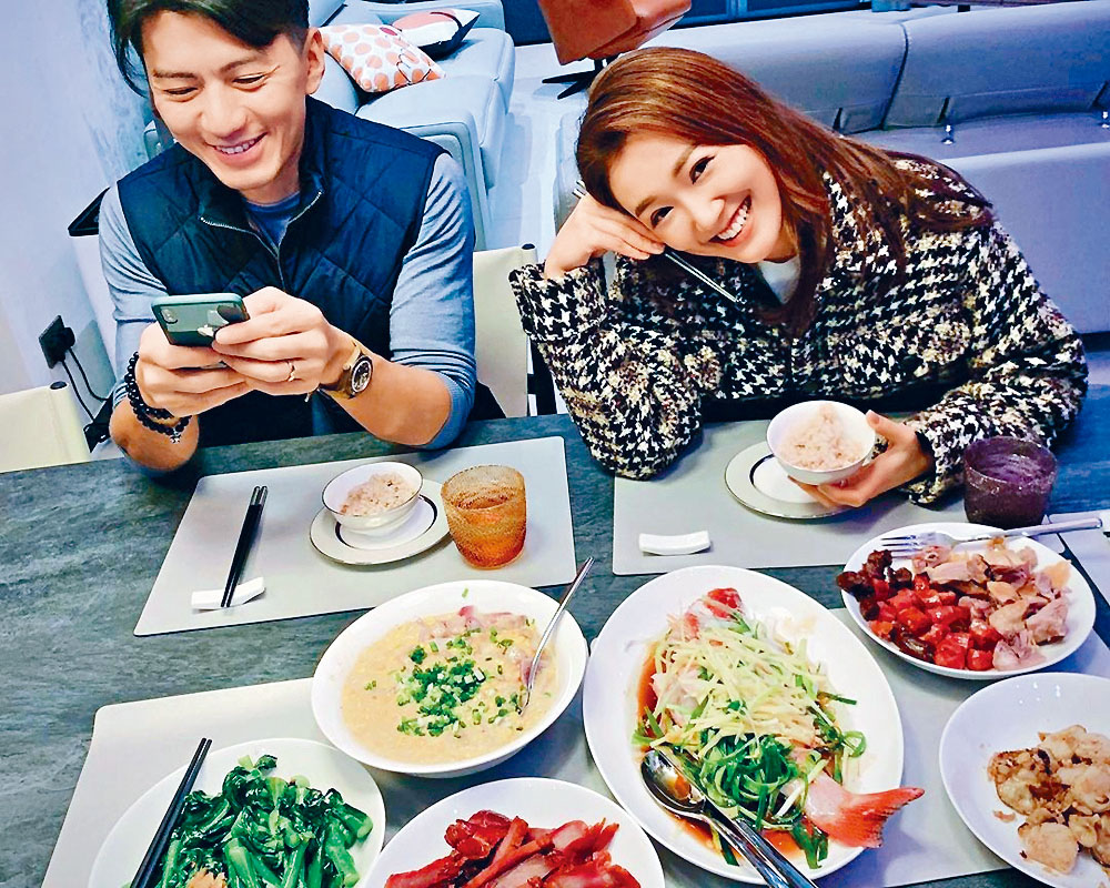 寶兒和袁偉豪在家開餐不忘合照放閃。