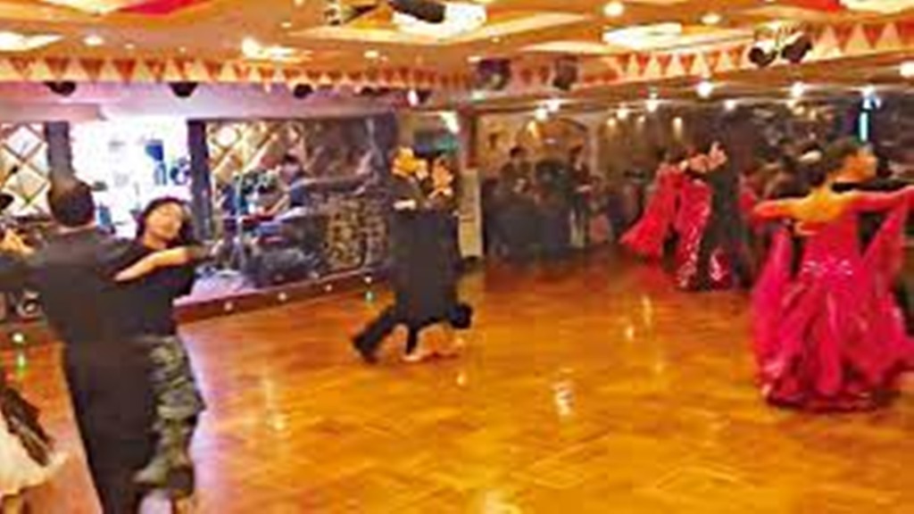 金俪星歌舞厅当年爆疫，被揭不少顾客无带口罩跳舞。资料图片