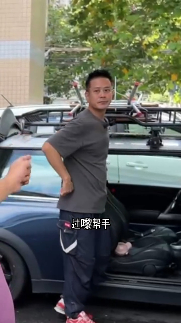 古明华今年中贴片，找来前TVB艺人好友汤俊明帮手卖鱼蛋。