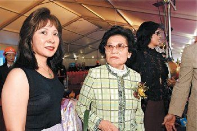 新地鄺肖卿（左二）財富695億元，排名第57