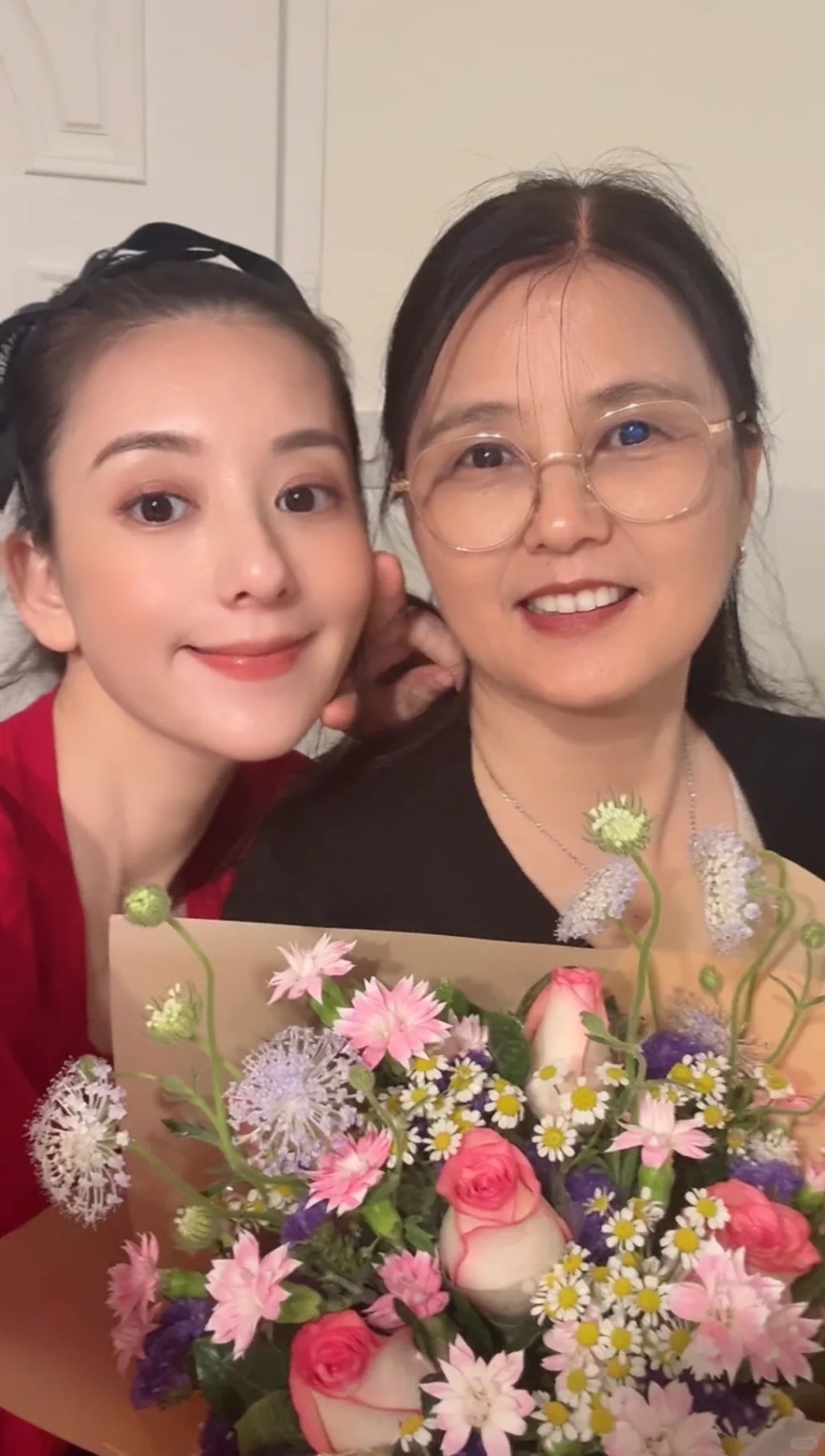 方媛和媽媽慶祝母親節,似兩姊妹多過兩母女。 方媛和媽媽慶祝母親節,似兩姊妹多過兩母女。