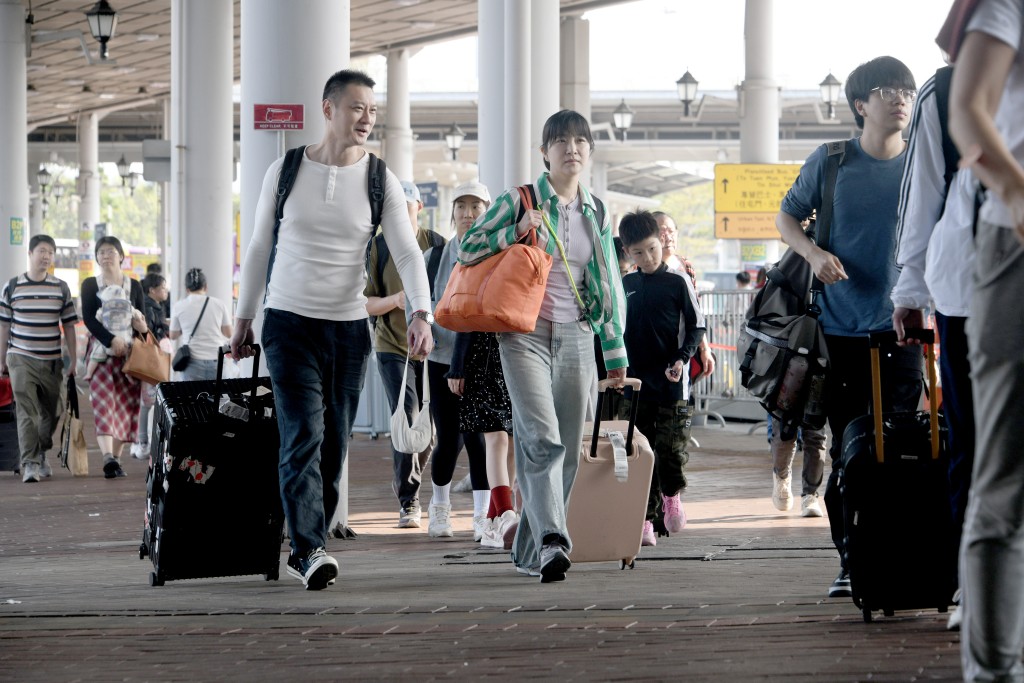 入境處預計今日是出入境高峰期。 入境處預計今日是出入境高峰期。