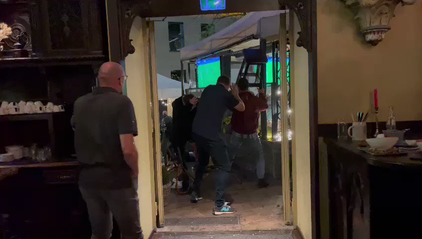 片段所见，法兰克福球迷在酒吧内，袭击正在欣赏皇家马德里大战曼城的韦斯咸球迷，向他们投掷玻璃、酒樽和酒吧凳等。 短片截图