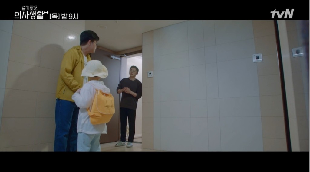 羅PD在劇中飾演曹政奭兒子的女朋友「莫內」父親。