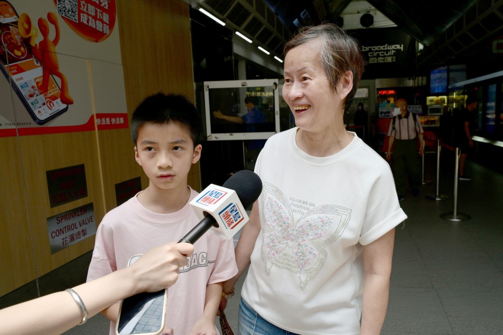 明婆婆帶孫兒看美國電影《MINECRAFT： 我的世界大電影》。蘇正謙攝